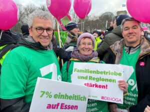 3 Personen auf der Demonstration in Berlin